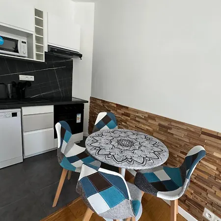 Apartment 2- Cosy One Bedroom 2-4p, Located Place Nationale *